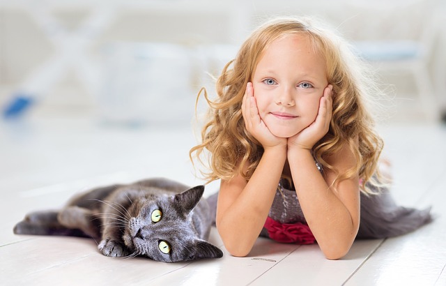 Fille avec son chat